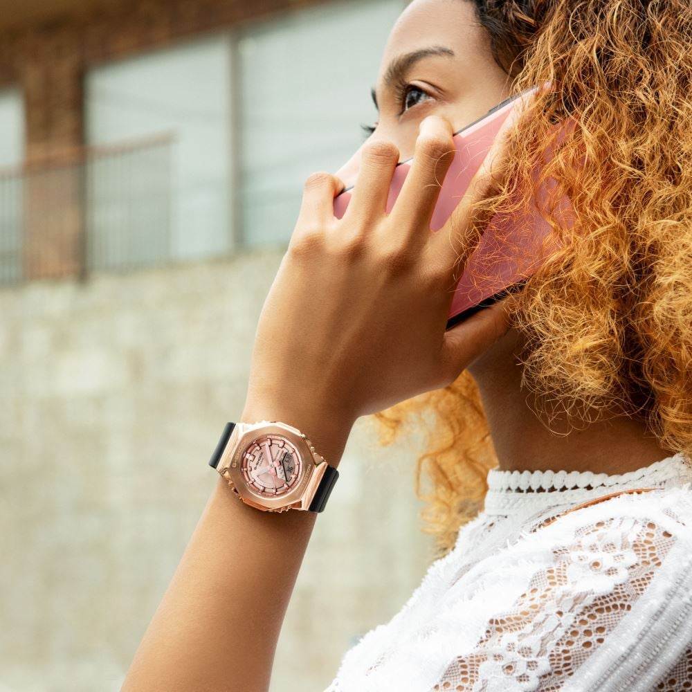 Casio GM-S2100PG-1A4DR metal çerçeveli siyah kayışlı G-Shock saat