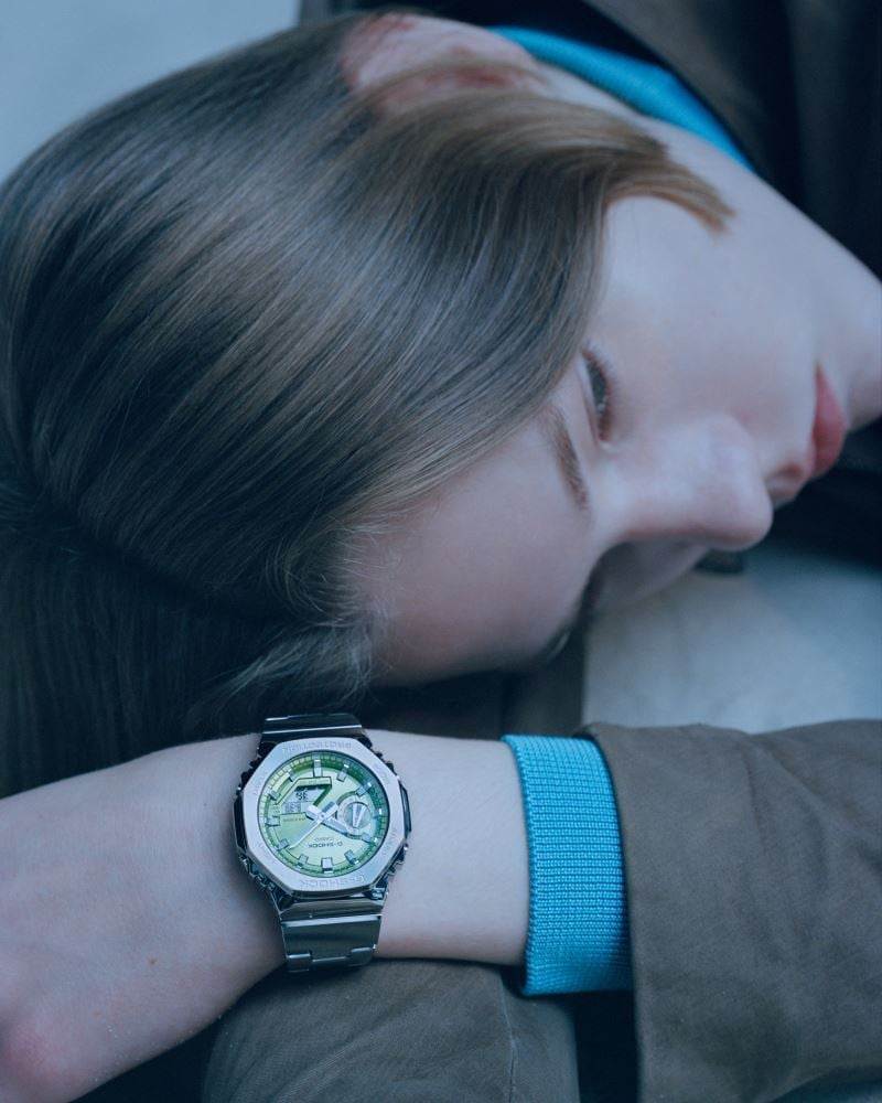 Casio GM-2110D-3ADR şehir şıklığı için kol saati