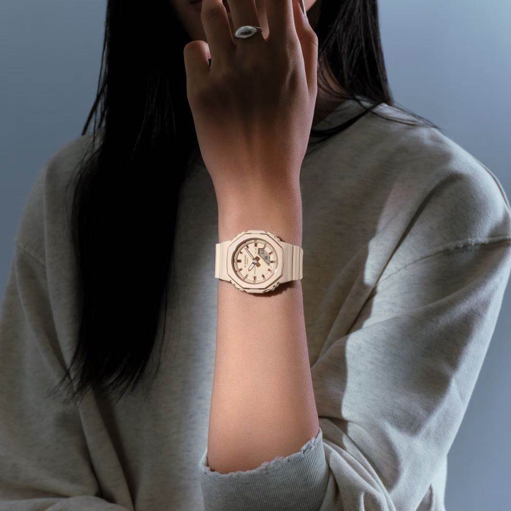 Casio GMA-P2110-4ADR krem-ton kadın kol saati