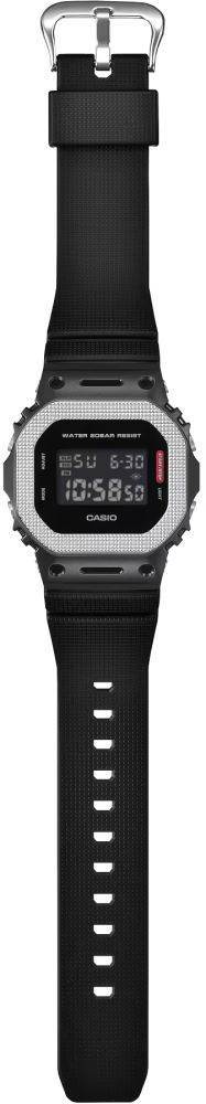 Casio GM-5600BM-1DR metalik bezelli unisex kol saati