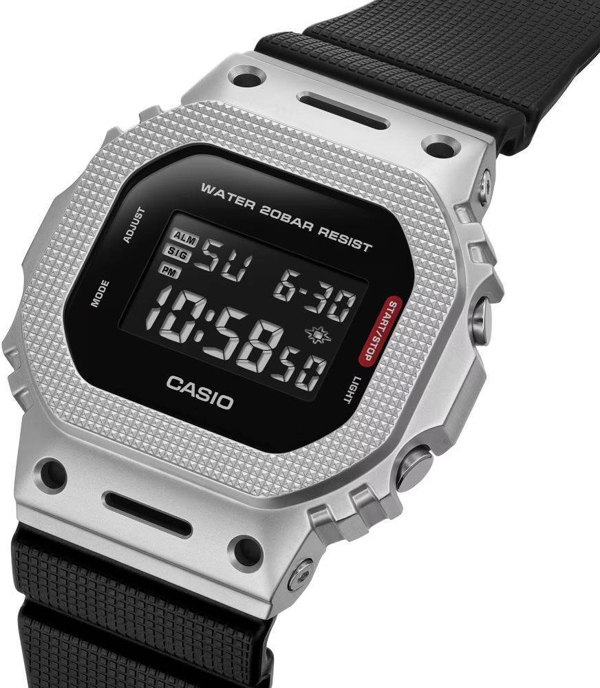 Casio GM-5600M-1DR metalik bezel unisex kol saati